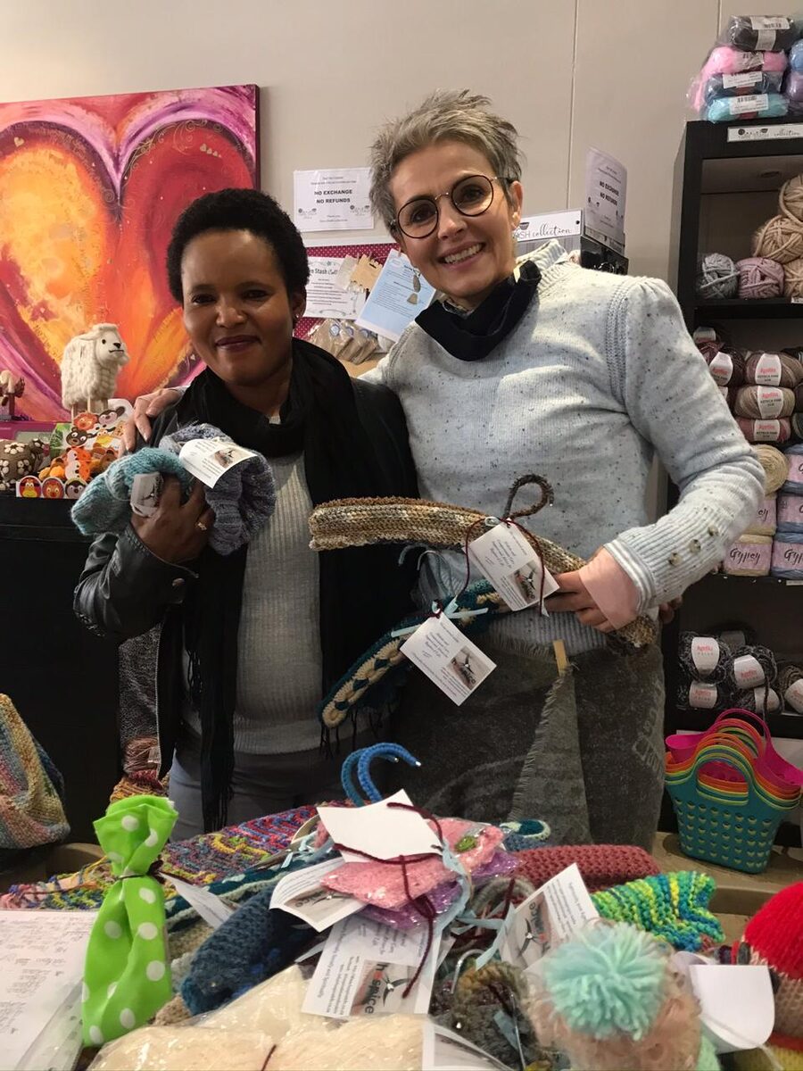 Ondersteuners met handgemaakte items wat vir Hospice Bloemfontein geskenk is
